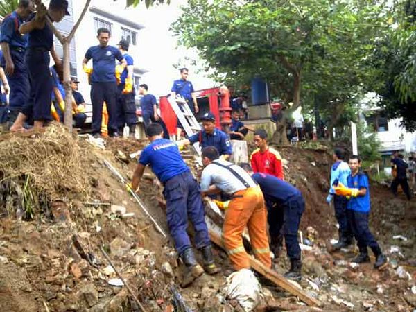 Tembok Kantor Pemadam Kebakaran Rubuh