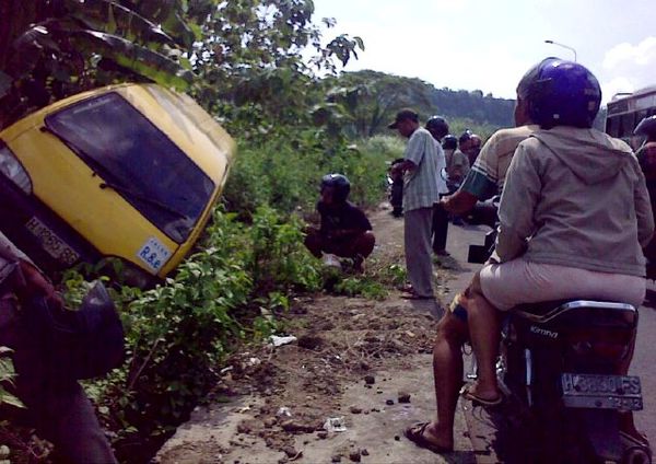 Angkot Terperosok, 5 Orang Terluka
