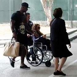 Terjatuh Saat Hamil, Mariah Carey Pakai Kursi Roda