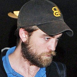 Robert Pattinson Jadi Brewokan & Berkumis