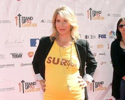 Perangi Kanker Payudara, Christina Applegate Mendesain Kalung