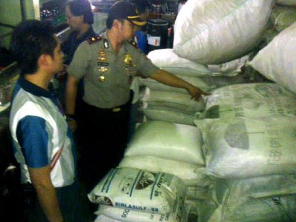 Polisi Razia Toko Bahan Kimia