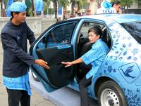 Sopir Taksi Pun Pakai Batik