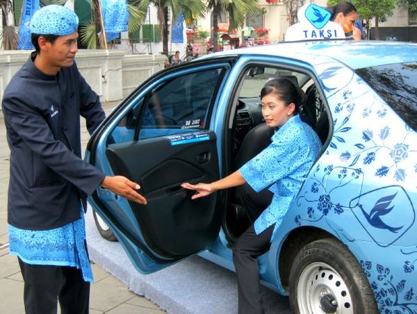 Sopir Taksi Pun Pakai Batik