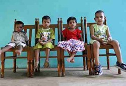 Wanita Terjangkung Punya Anak Balita Setinggi 1,3 Meter