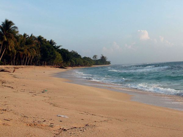 Menikmati Indahnya Pantai Base-G Jayapura