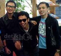 Club Eighties Larang Personelnya Jadi Presenter