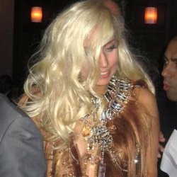 Lady Gaga Nyaris Bugil dengan Kostum Rambut