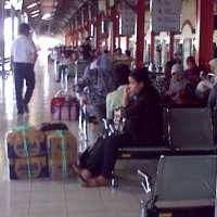 Ratusan Calon Penumpang Terlantar di Stasiun Tawang Semarang