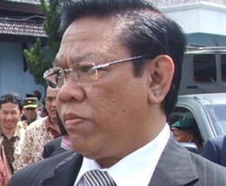 Agung Laksono Jenguk Korban Kecelakaan Kereta di RSUD Ashari