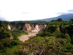 Menikmati Angin Sore di Ngarai Sianok