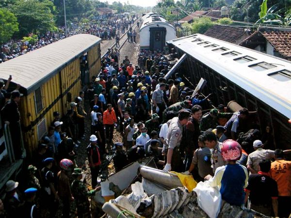 Tabrakan Argo Anggrek VS  Senja Utama 