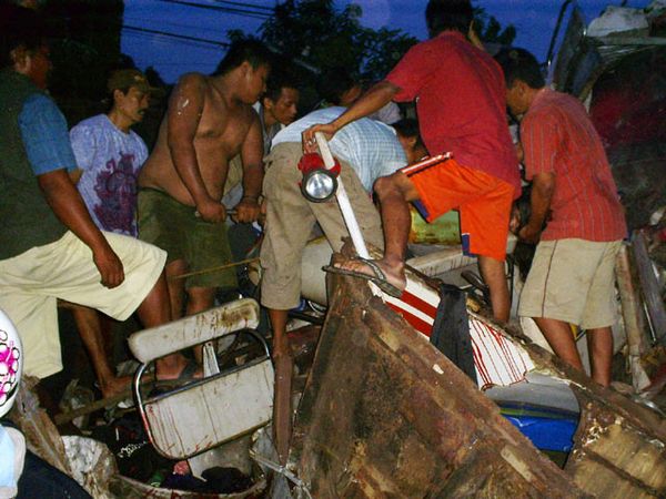 Tabrakan KA Puluhan Tewas