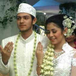  Risty Tagor Jalani Akad Nikah Dengan Santai