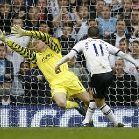 Van Der Vaart Beri Tiga Angka