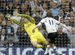 Van Der Vaart Beri Tiga Angka