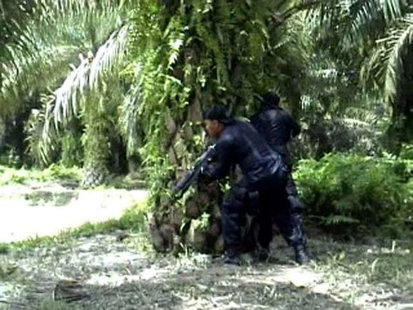Polisi Sergap Komplotan Bersenjata