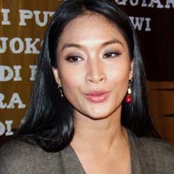 Pernikahan Happy Salma Jadi Objek Wisata