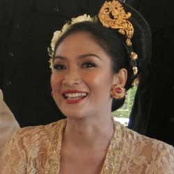 Nikahi Pria Bali, Happy Salma Tidak Mau Bahas Isu SARA