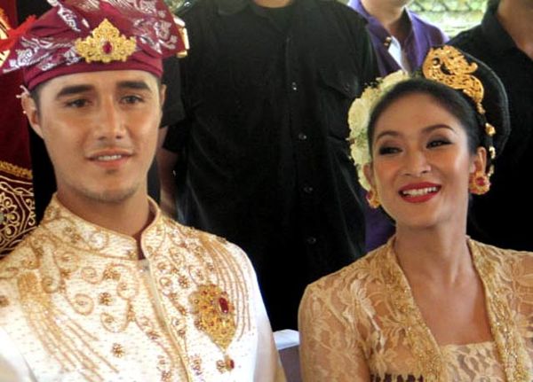 Happy Salma Menikah di Bali
