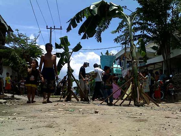Protes Jalan Rusak, Warga Tanam Pohon Pisang 