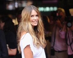 Tips Tampil Simple Ala Elle McPherson