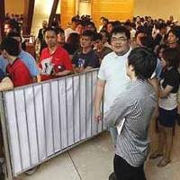 Warga Malaysia Rela Antre Berjam-jam Demi iPhone 4