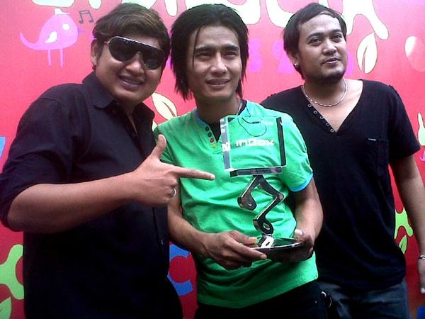 Senyum ST12