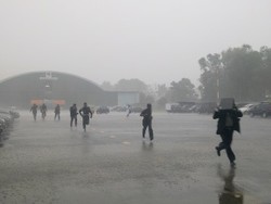 Hujan dan Selip Lidah Iringi Upacara HUT ke-65 TNI