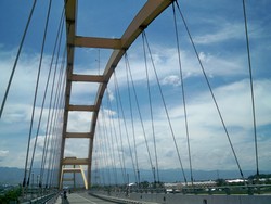 Melintasi Jembatan Lengkung Pertama di Indonesia