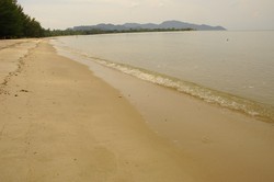 Pantai Berpasir Putih dan Berbatu besar ala Riau