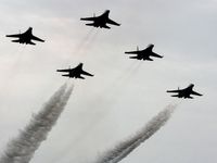 Sukhoi Meriahkan HUT TNI