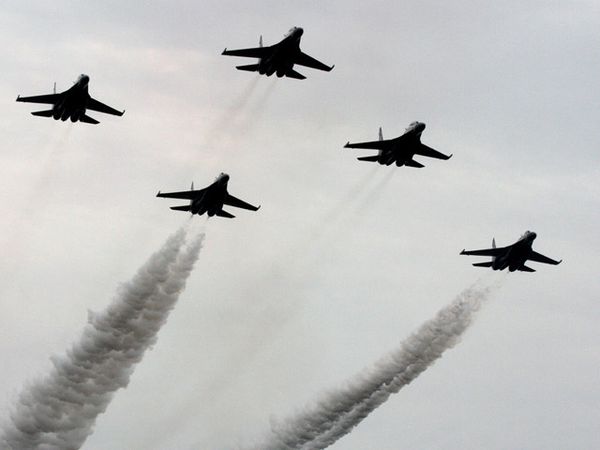 Sukhoi Meriahkan HUT TNI