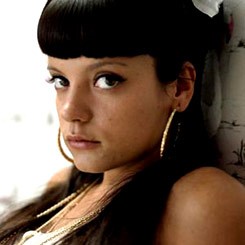 Hadiri Fashion Show di Paris, Lily Allen Takut Diserang Teroris