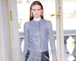 Miranda Kerr Jalan di Catwalk Dengan Perut Buncit