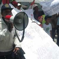 Puluhan Warga Karangan Demo Minta Kejelasan Status Tanahnya