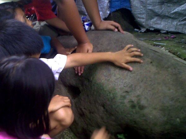 Batu Bertulis Sunda Kuno Hebohkan Warga Tamansari