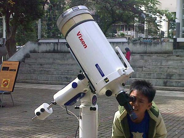Menikmati Matahari Lewat Teropong Menikmati Matahari Lewat Teropong