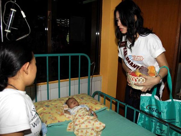 Finalis Puteri Indonesia 2010 Jenguk Pasien RSCM