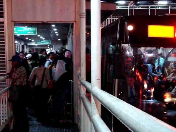 Hujan, Halte Busway Padat Penumpang