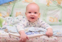 Kapan Bayi Bisa Mengangkat Kepalanya Sendiri?