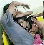 Tragis! Monyet Mencuri Bayi, Menggigit Lalu Menjatuhkan dari Atap