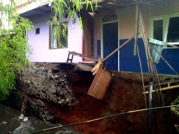 Longsor di Pondok Pinang, 5 Rumah Rusak  