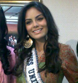 Miss Universe 2010 Penasaran Pada Bunga Tujuh Rupa