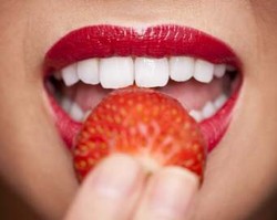 Gigi Putih Berkat Stroberi