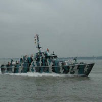 KRI Kalakay Bantu Korban Banjir di Wasior