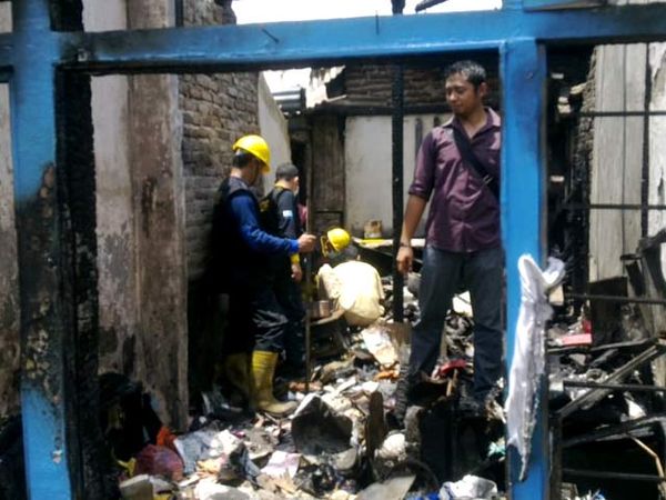 Tim Labfor Olah TKP Kebakaran di Sukorejo Tim Labfor Olah TKP Kebakaran di Sukorejo