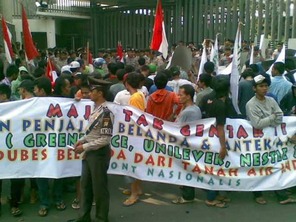 Pendukung SBY Demo Kedubes Belanda