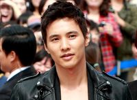 Won Bin Berjaket Kulit