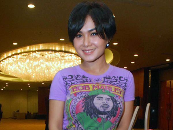 Yuni Shara Berbaju Bob Marley